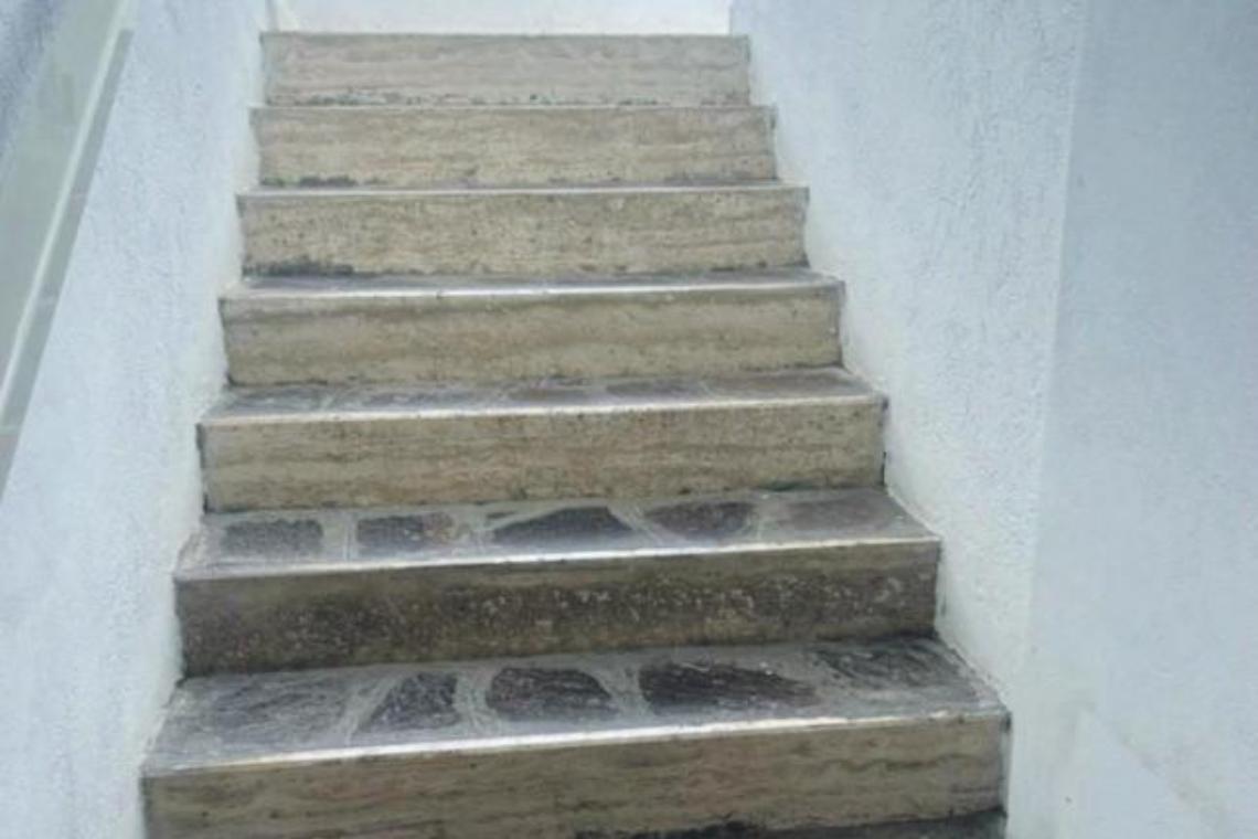 Prigioniera in casa da sette anni: colpa di dieci gradini