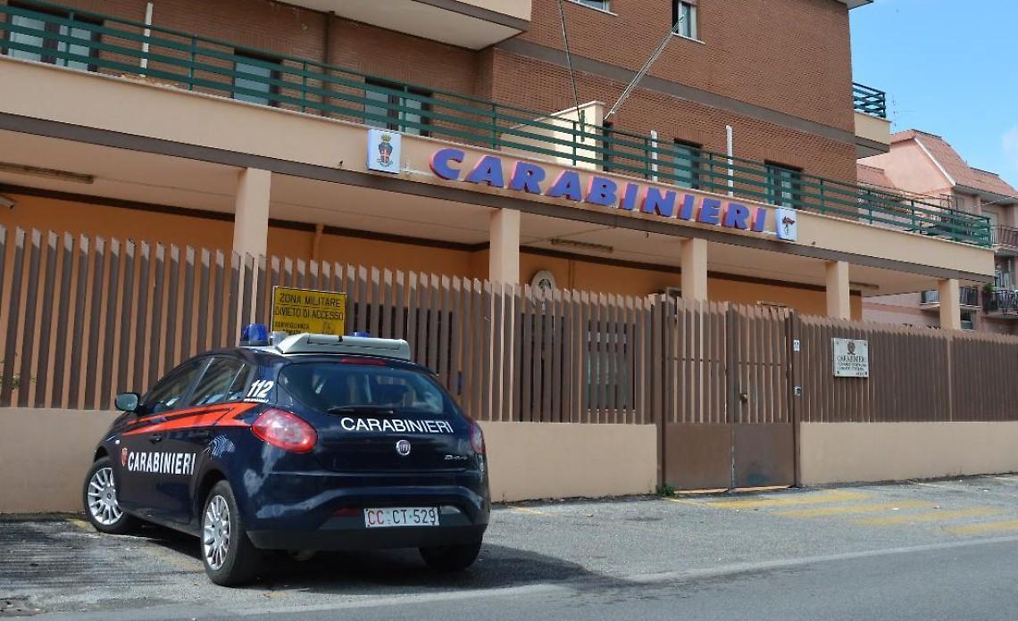 Armato di coltello tenta di farsi consegnare soldi e cellulare