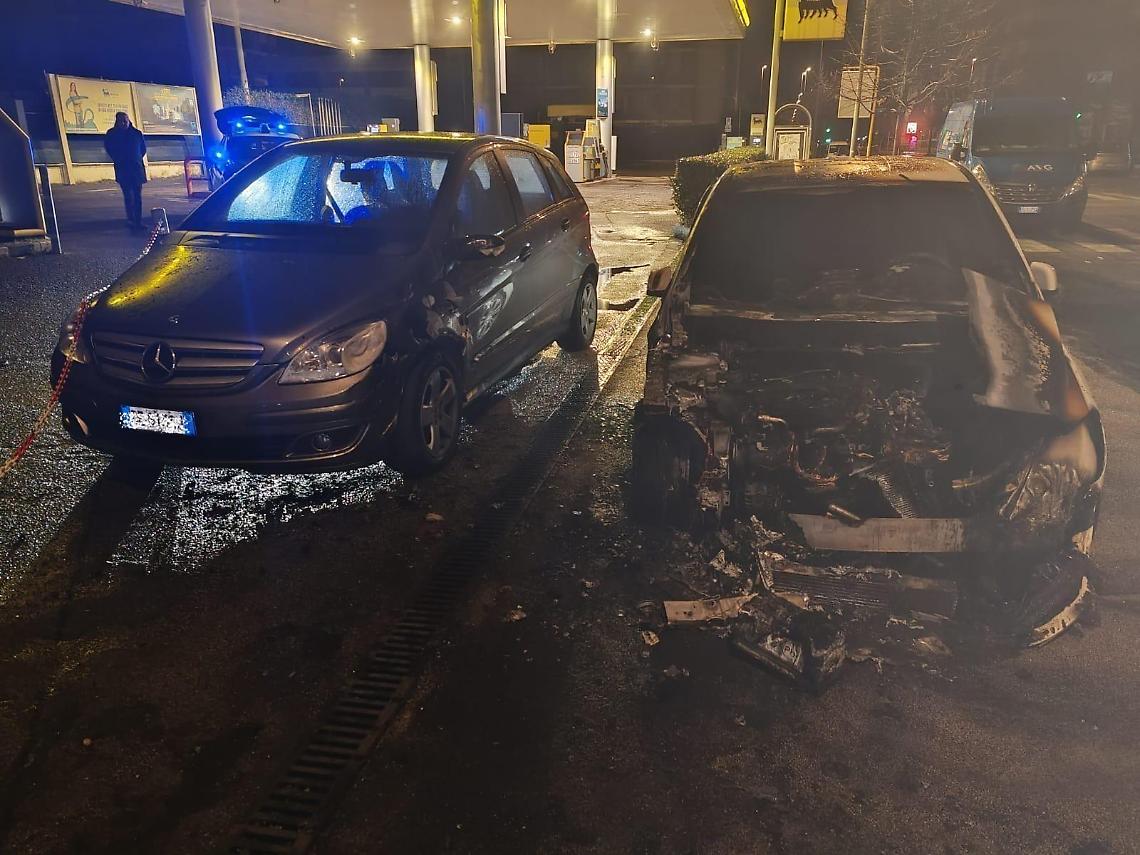 Auto in fiamme nella notte, paura nella stazione di servizio di via Isonzo