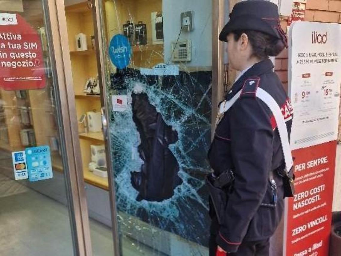 Raid notturno nel negozio in centro: fuggono con 33 smartphone, orologi e tablet