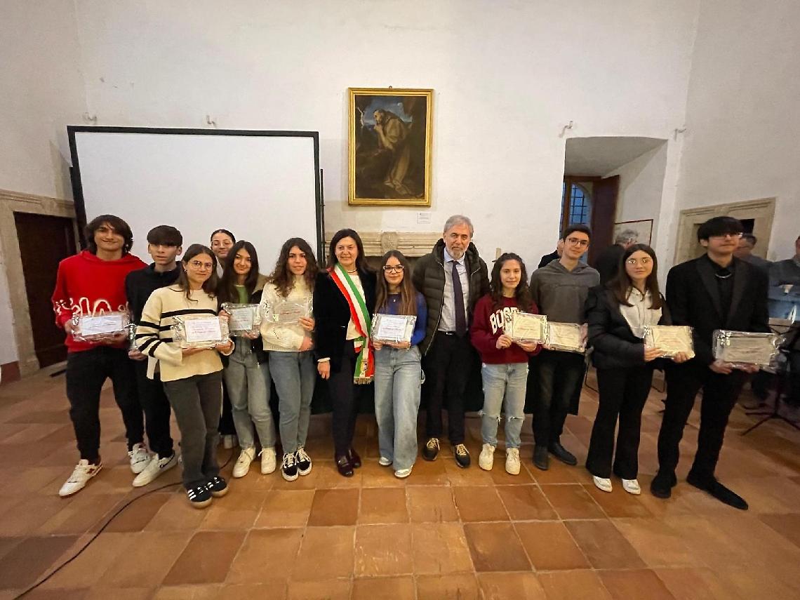 Targa di merito ai 13 studenti della scuola di Doganella promossi con 10 e lode