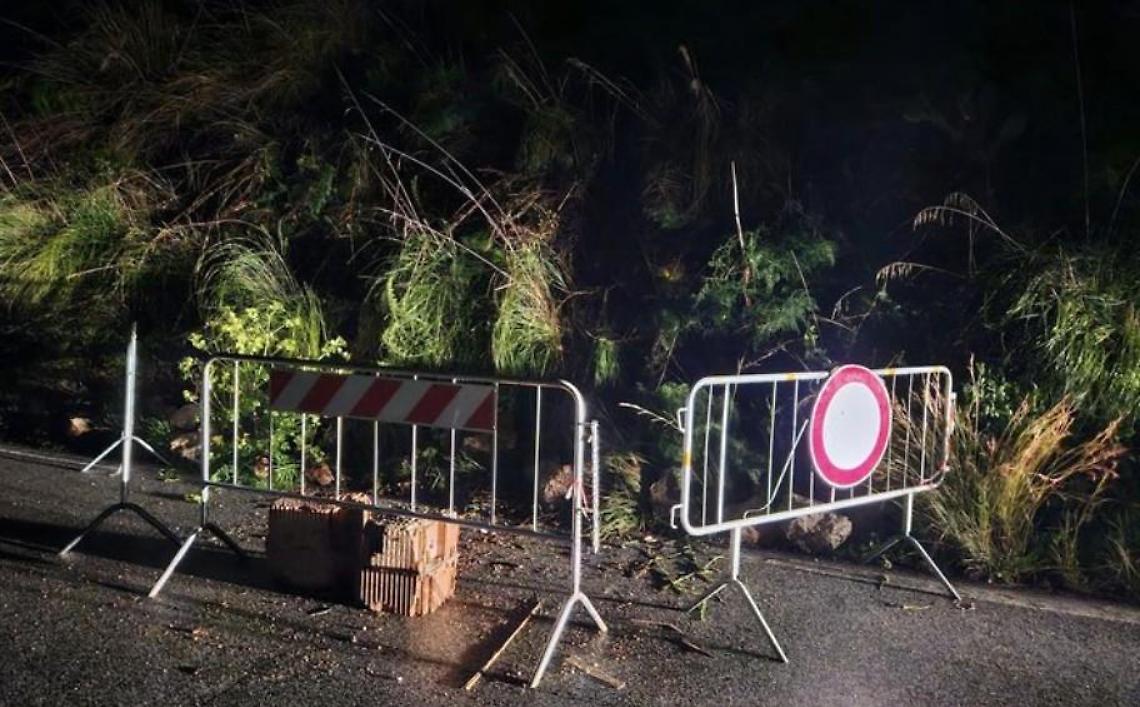 Crolla un masso sulla via Norbana, controlli sul costone