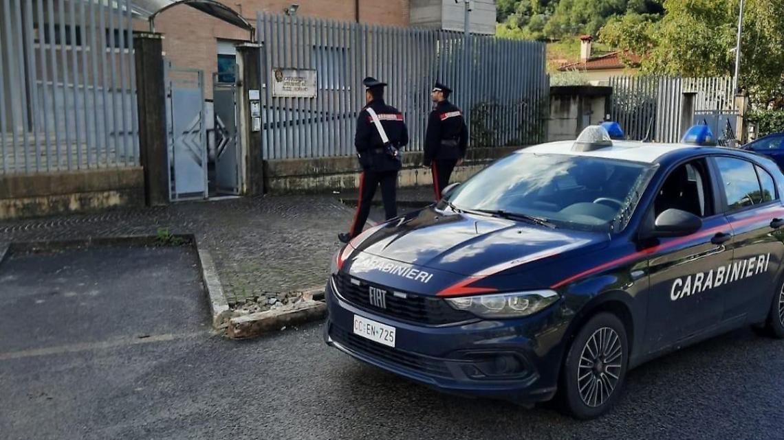 Minaccia il compagno con un coltello, denunciata 45enne