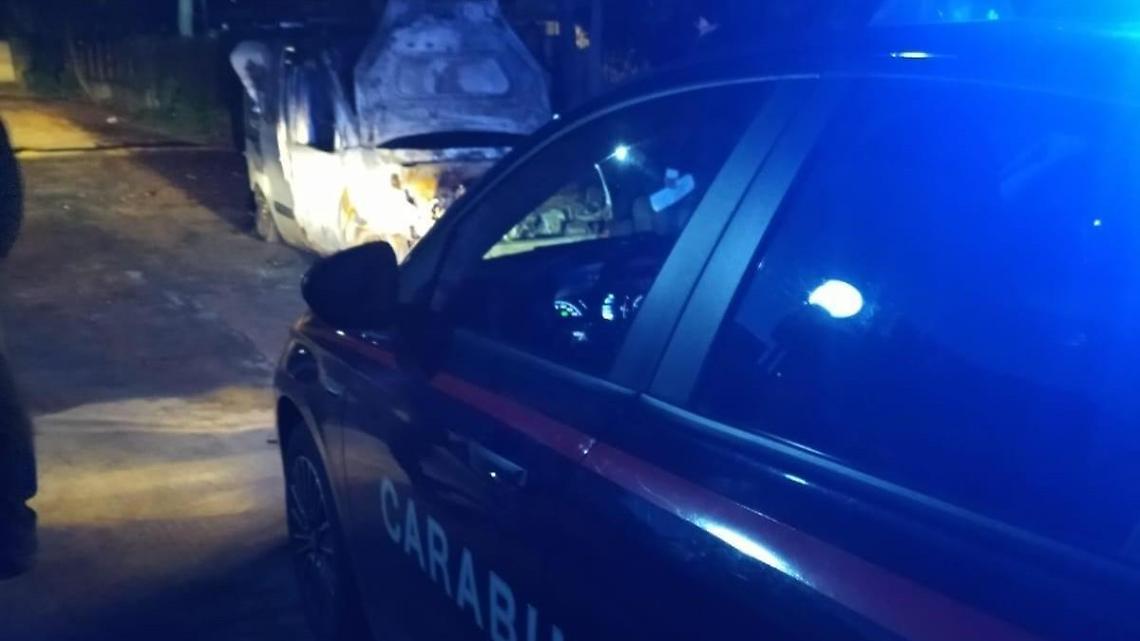 Incendio nella notte, brucia un mezzo nel parcheggio di un residence
