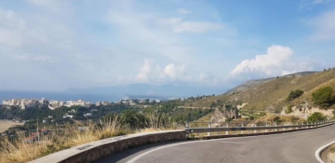 Si gira un film, strada provinciale bloccata due giorni