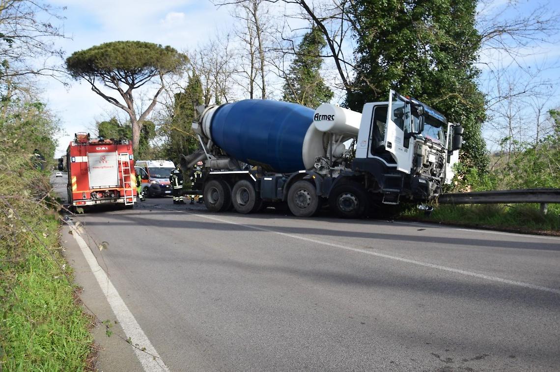 Scontro tra jeep e autobetoneria, mortale in via Pontina Vecchia