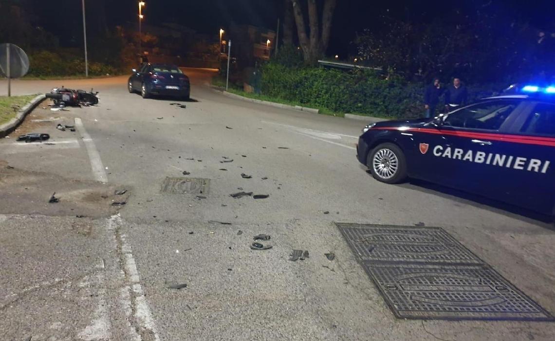 Scontro all'incrocio, due persone ferite e trasferite in ospedale