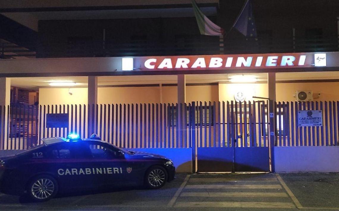 Armato di coltello si fa consegnare 200 euro da una donna