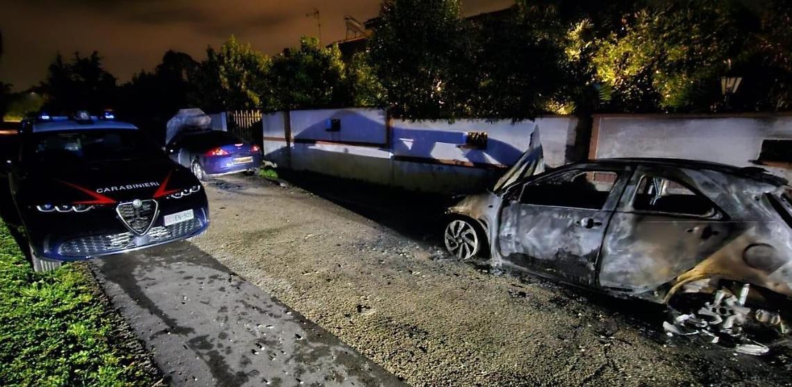 Auto a fuoco: primi riscontri, caccia al movente