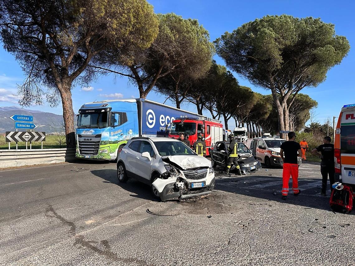 Scontro sull'Appia tra camion e due auto, grave una donna