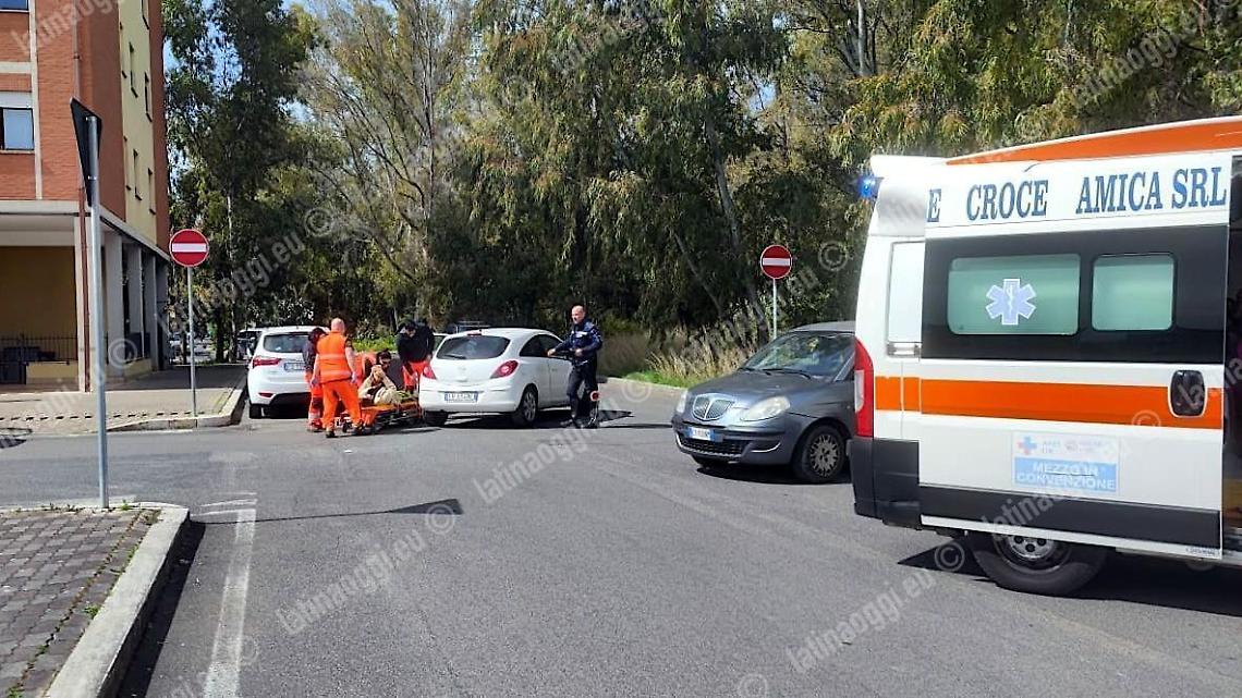 Prende una strada contromano, scontro tra due auto in piazza Ilaria Alpi