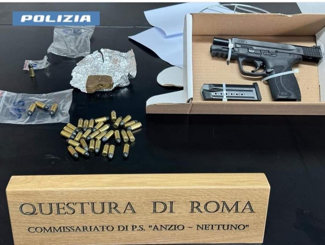 Spara contro un cartello stradale con la pistola rubata, finisce ai domiciliari