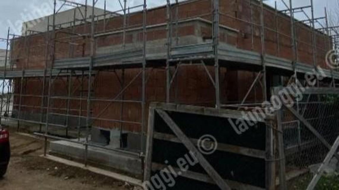 Sigilli a un cantiere sul lungomare