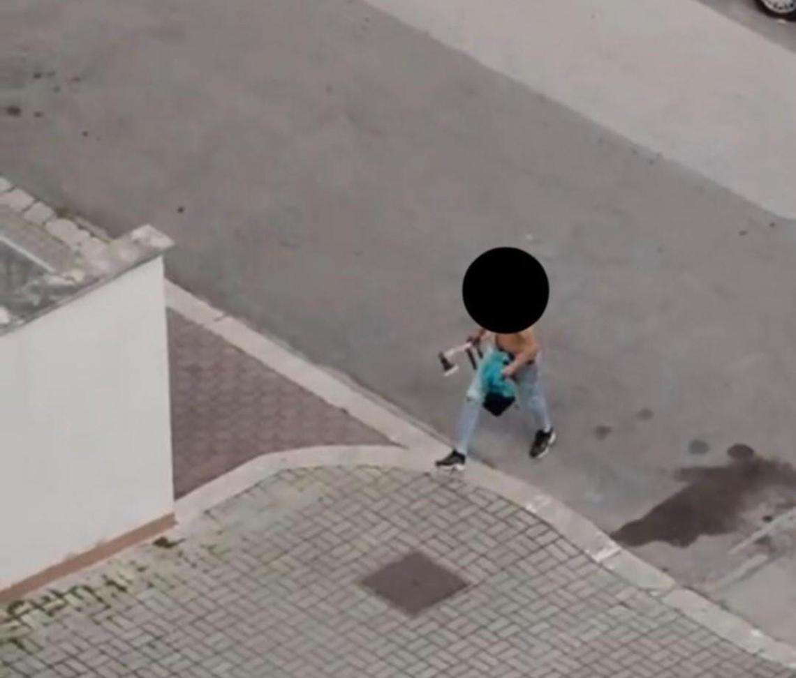 Semina il panico con l'ascia, una furia durante l'arresto