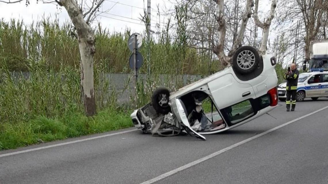 Auto si ribalta e finisce contro gli alberi, due feriti