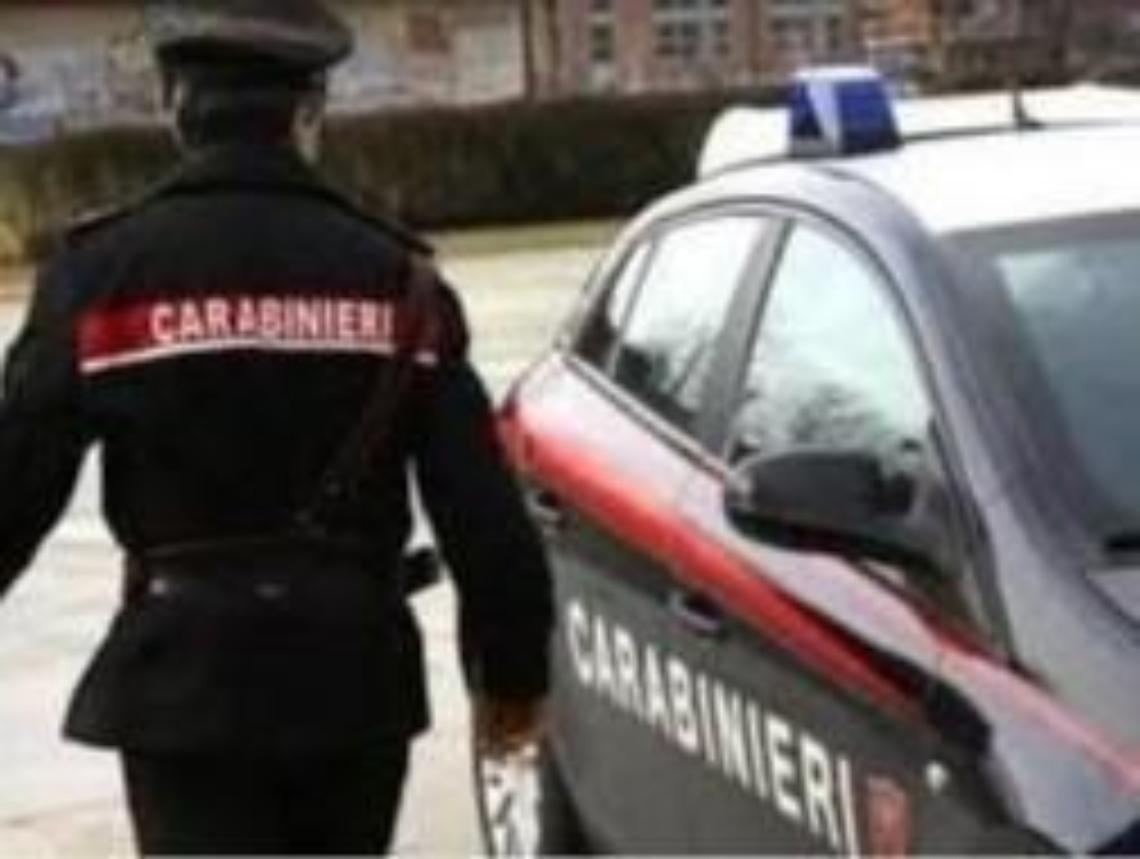 Maltratta la compagna e le danneggia il negozio, arrestato