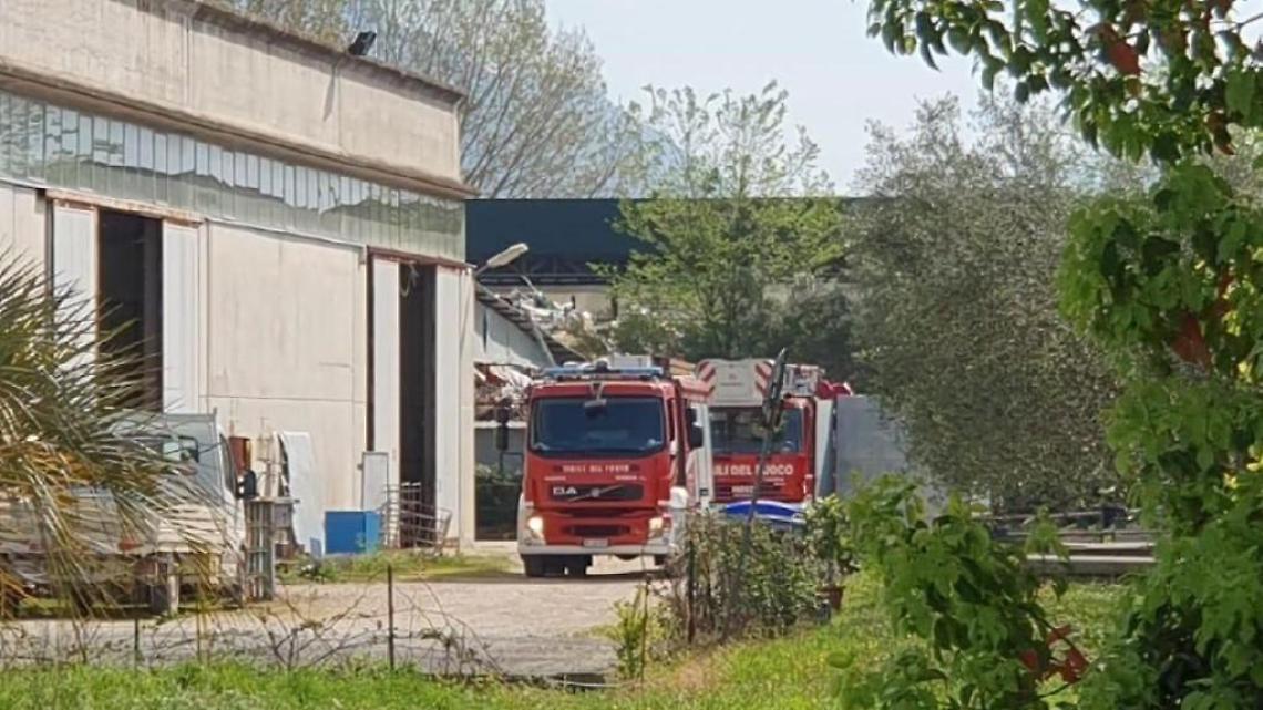 Scivola dal tetto di un capannone, gravissimo un operaio