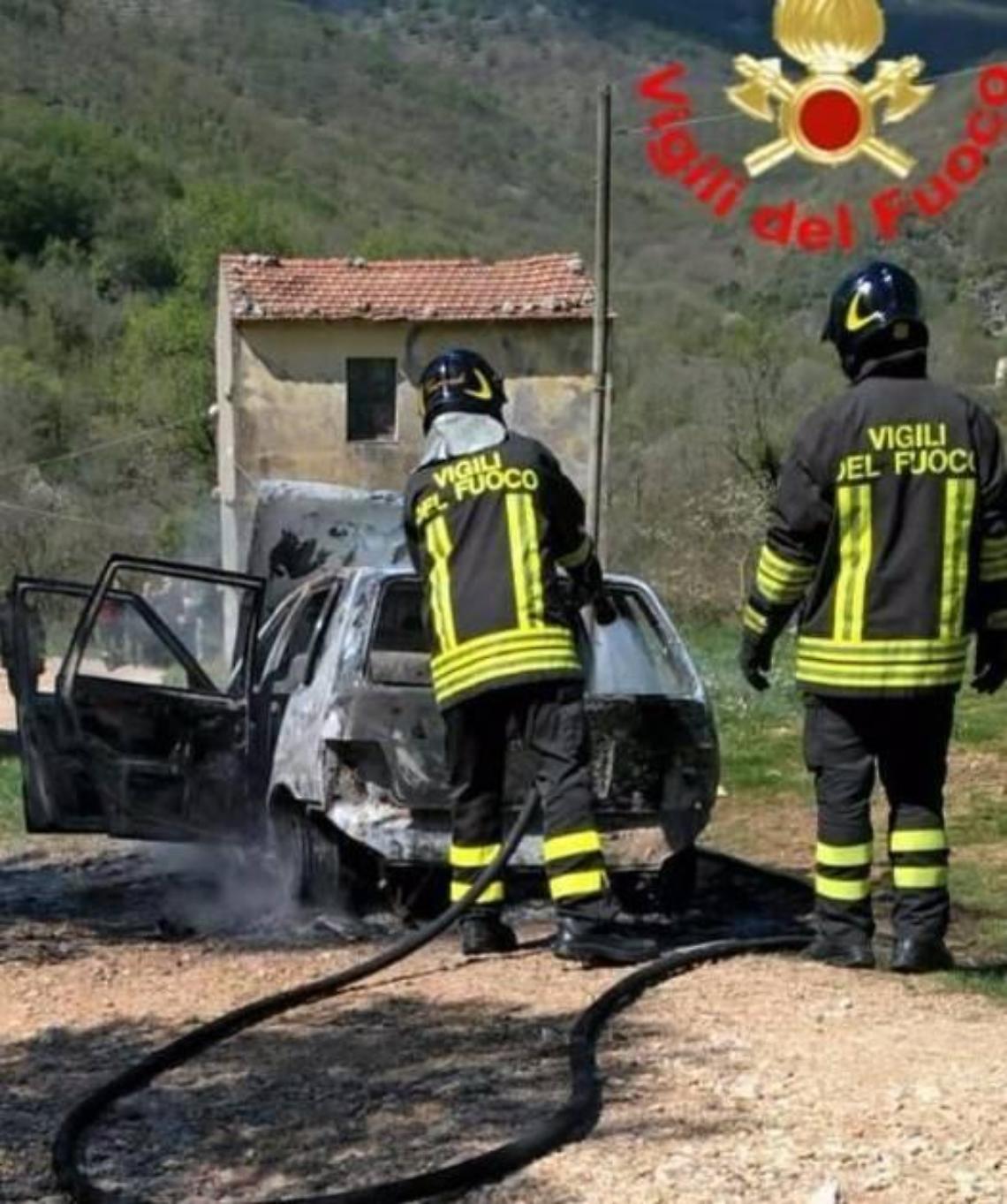 Divampano le fiamme da una macchina in transito, l'intervento lampo dei vigili del fuoco