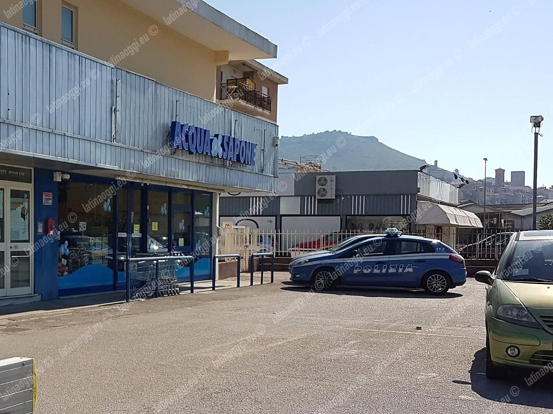 Rapina lampo da Acqua e Sapone, paura per una cassiera minacciata con una mannaia