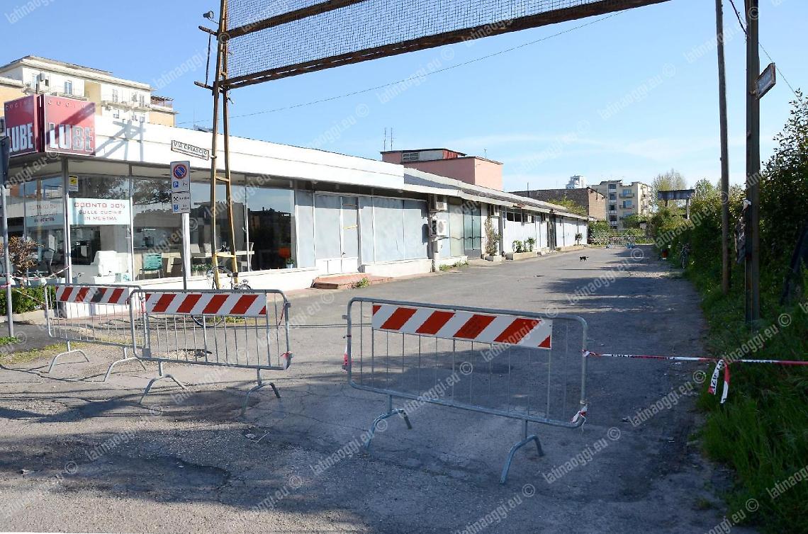 Voragine sull'asfalto, inaccessibile la moschea