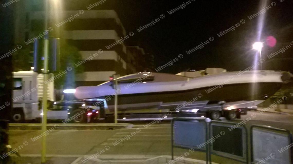 Grande barca "solca" la strada, in tanti incuorisiti ieri sera in centro da un trasporto eccezionale