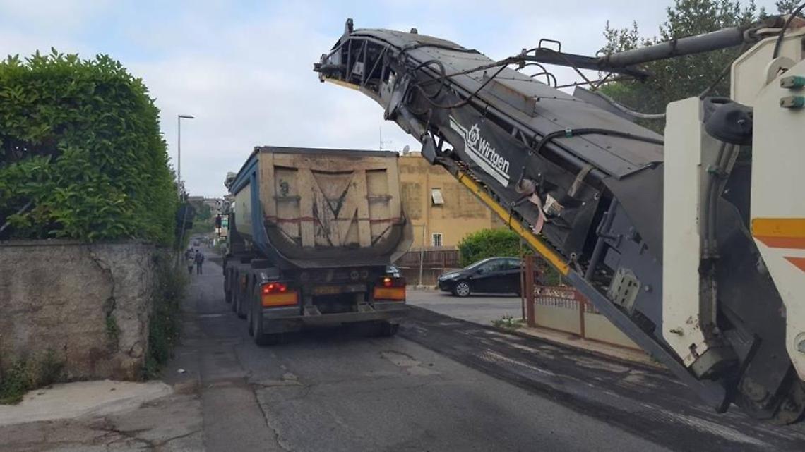 Ripristinato il manto stradale in via Delibera e via Bocchi, finalmente le strade tornano sicure
