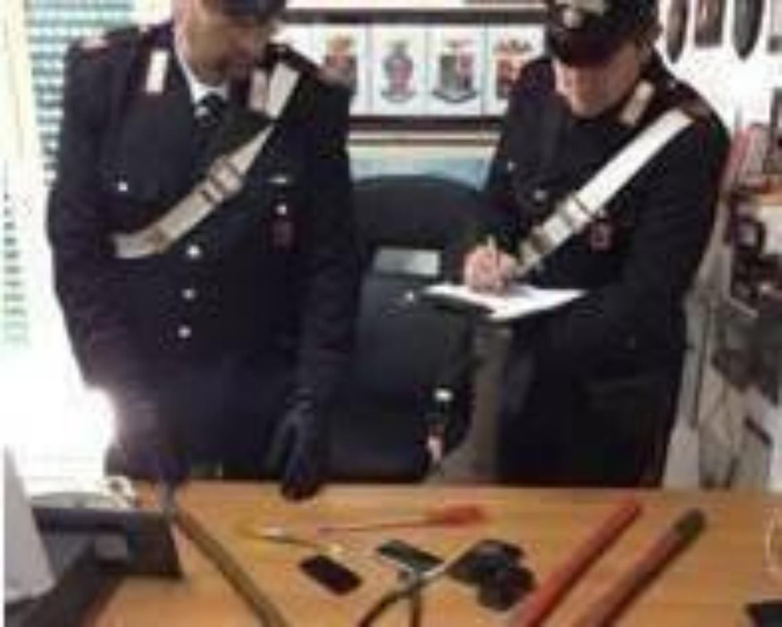 Stavano fuggendo con generi alimentari, macchinari per macelleria e anche un autocarro: arrestati