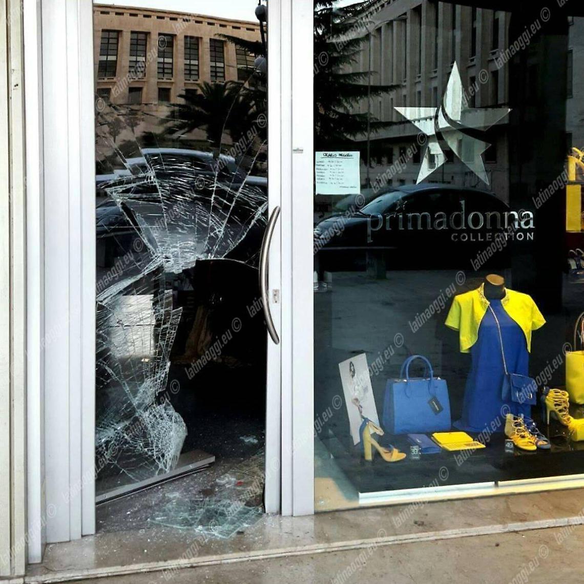 Sfonda la vetrina del negozio con lo scooter e svuota la cassa: furto in un'attività del centro