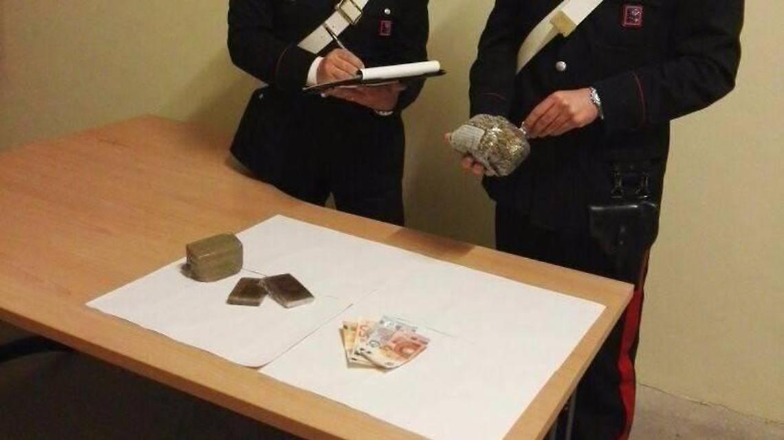 Vede i carabinieri e nasconde tre etti e mezzo di droga nella boscaglia, arrestato un 23enne