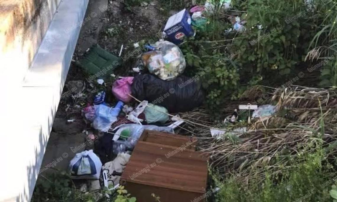Ignorate le isole ecologiche posizionate per le festività, i canali si riempiono di rifiuti