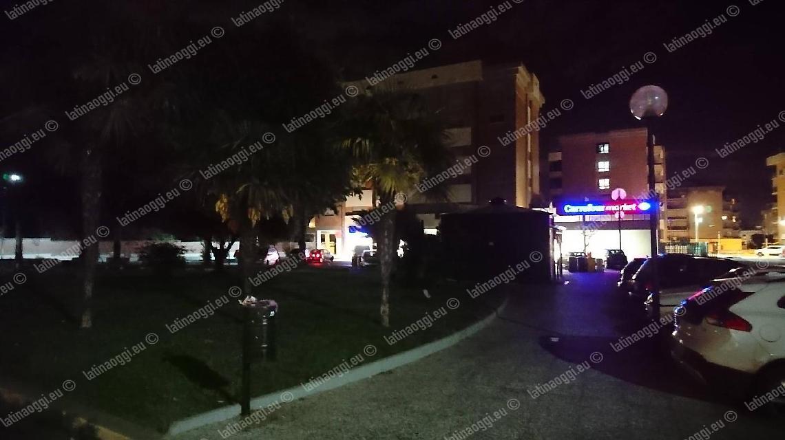 Piazza Bandol al buio dopo il tentativo di furto nel supermercato col camion ariete