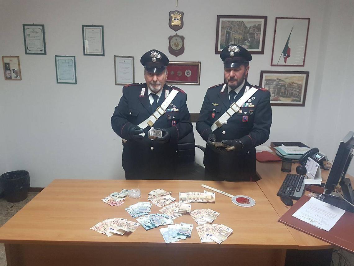 Droga e soldi in casa, scattano due arresti dopo le perquisizioni dei carabinieri