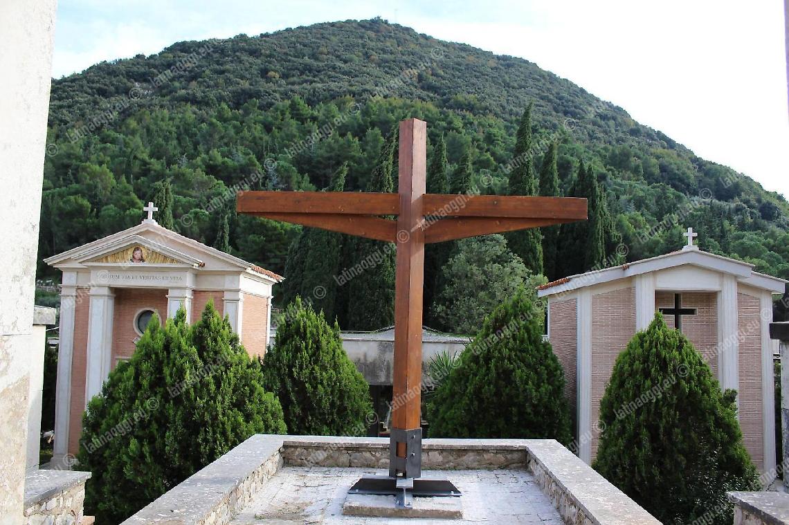 Lampade votive low-cost: sui monti Ausoni si paga "solo" 10,33 all'anno per ogni tomba