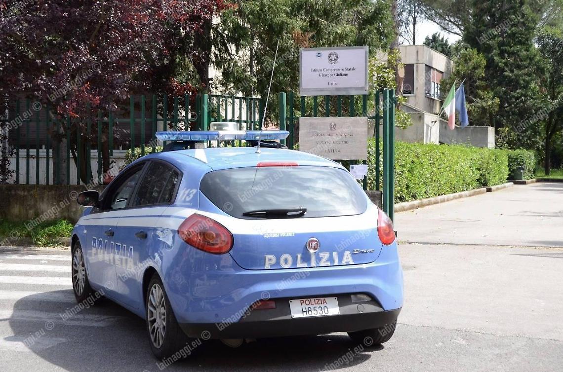 Si inietta la dose e getta la siringa davanti alla scuola "Giuseppe Giuliano" di via Cisterna