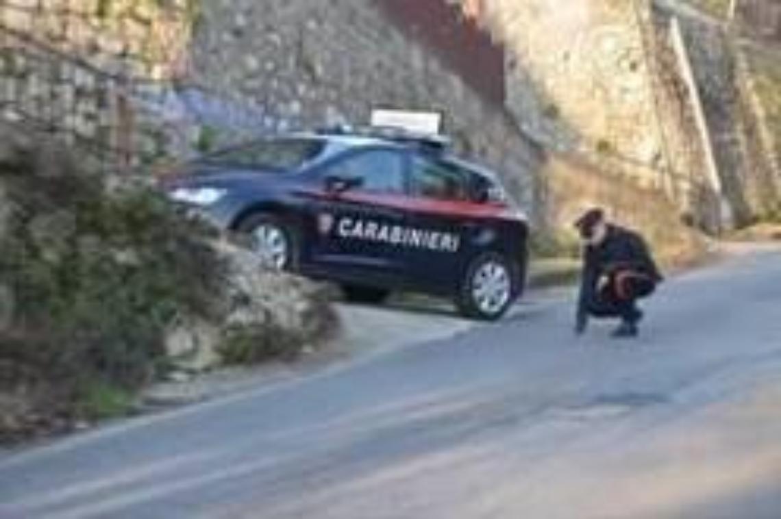 Deposito incontrollato di mezzi fuori uso, scatta il sequestro di un'area di 5mila metri quadrati