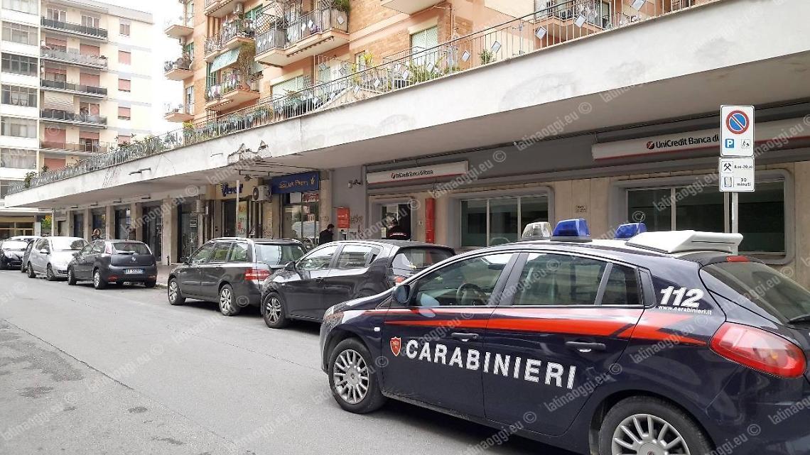 Si finge un vecchio amico e convince un anziano a prelevare dei soldi, la truffa