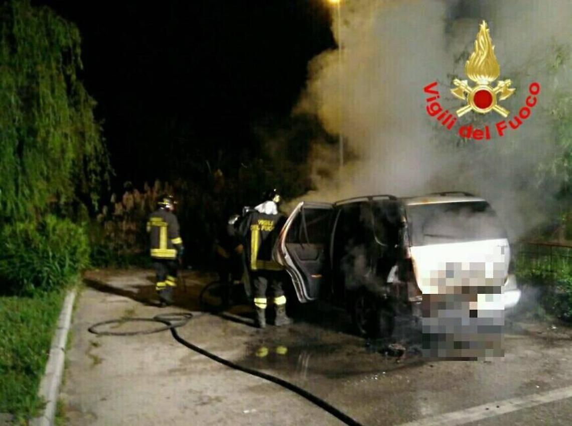 Macchina in fiamme in via Londra, dai riscontri emergerebbe la natura dolosa dell'incendio
