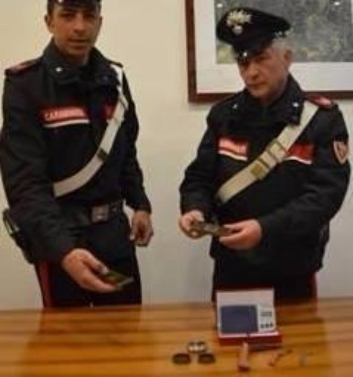 Viaggiava con due panetti di hashish, arrestato  dai carabinieri un 51enne a Borgo Faiti
