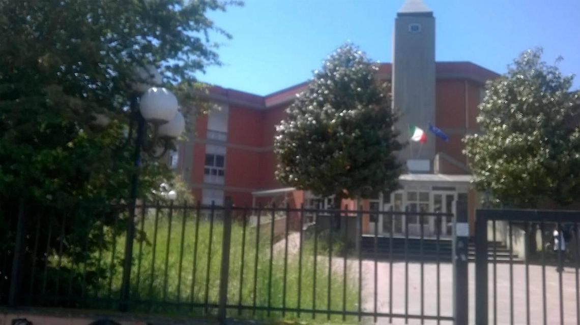 Tentativo di incendio davanti l'istituto Einaudi, ignoti cercano di bruciare l'auto di un docente