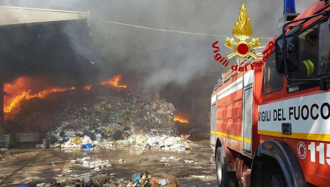 Incendio Pomezia, la nube tossica si sposta verso nord e il Codacons chiede i danni