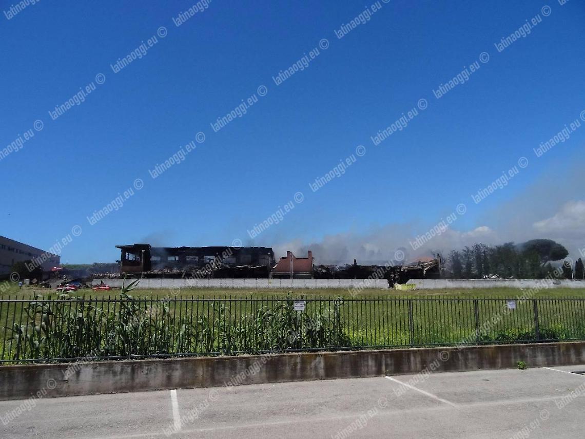 Incendio a Pomezia, la nube si sposta verso sud. Odori nauseabondi ad Anzio, Nettuno e Borgo S.Maria