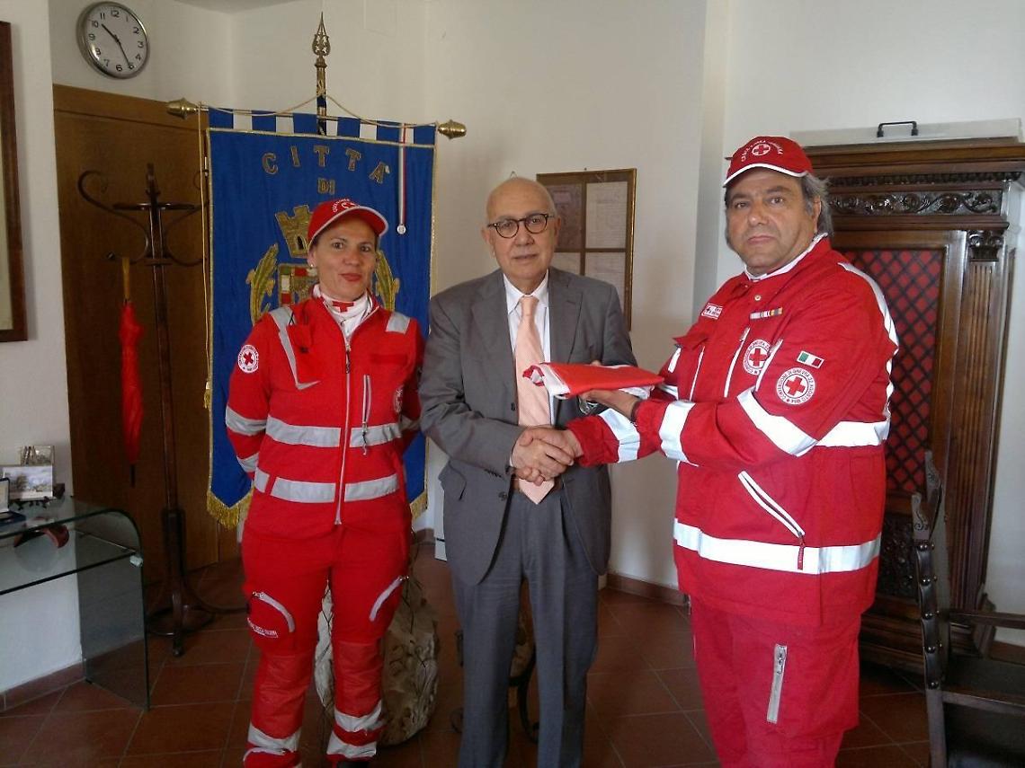 Giornata Mondiale della Croce Rossa, il vessillo del movimento all'ingresso del palazzo comunale