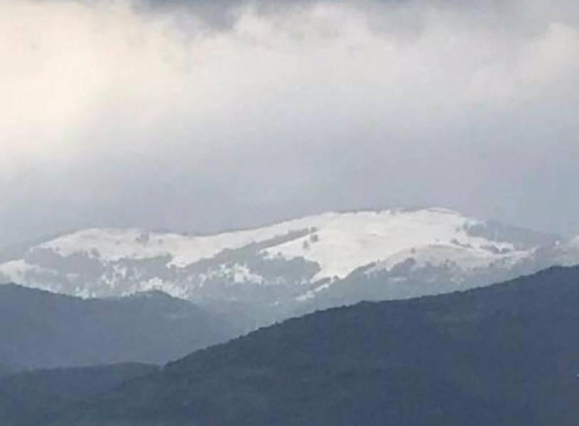 Sole in pianura, neve e grandine sulla Semprevisa: il 9 maggio 2017 stupisce tutti
