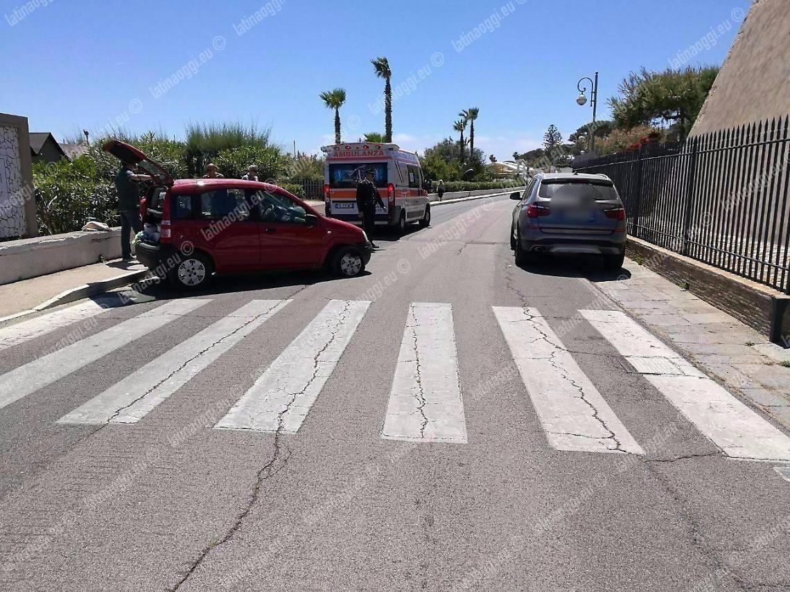 Incidente sul lungomare, anziana trasportata in codice rosso all'ospedale Fiorini