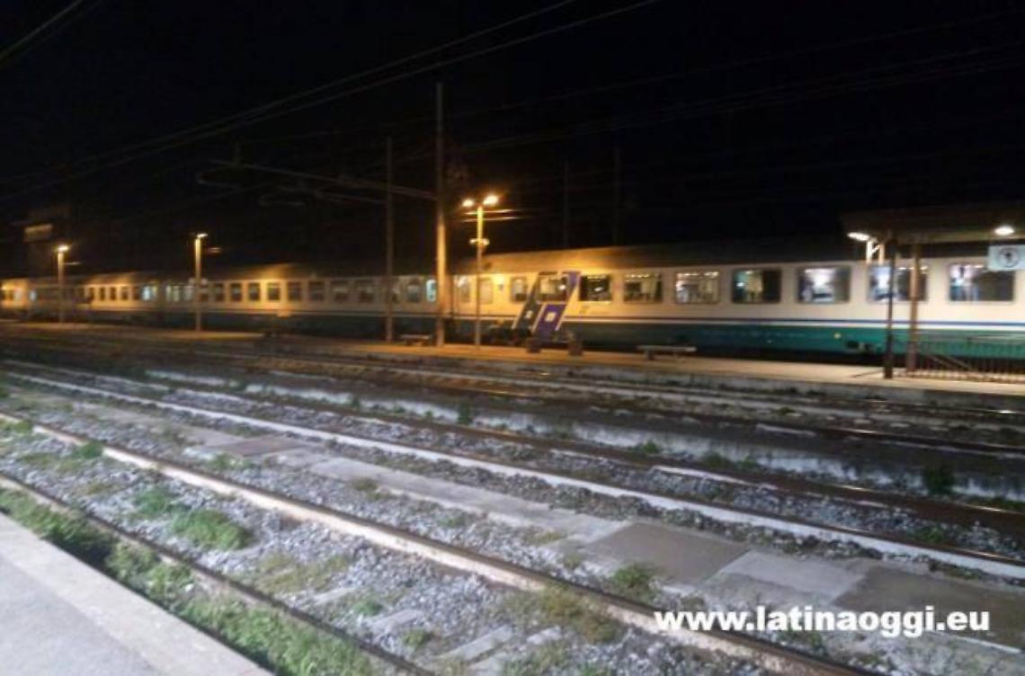 Voleva togliersi la vita: salvato dalla Polstrada prima che venisse falciato da un treno