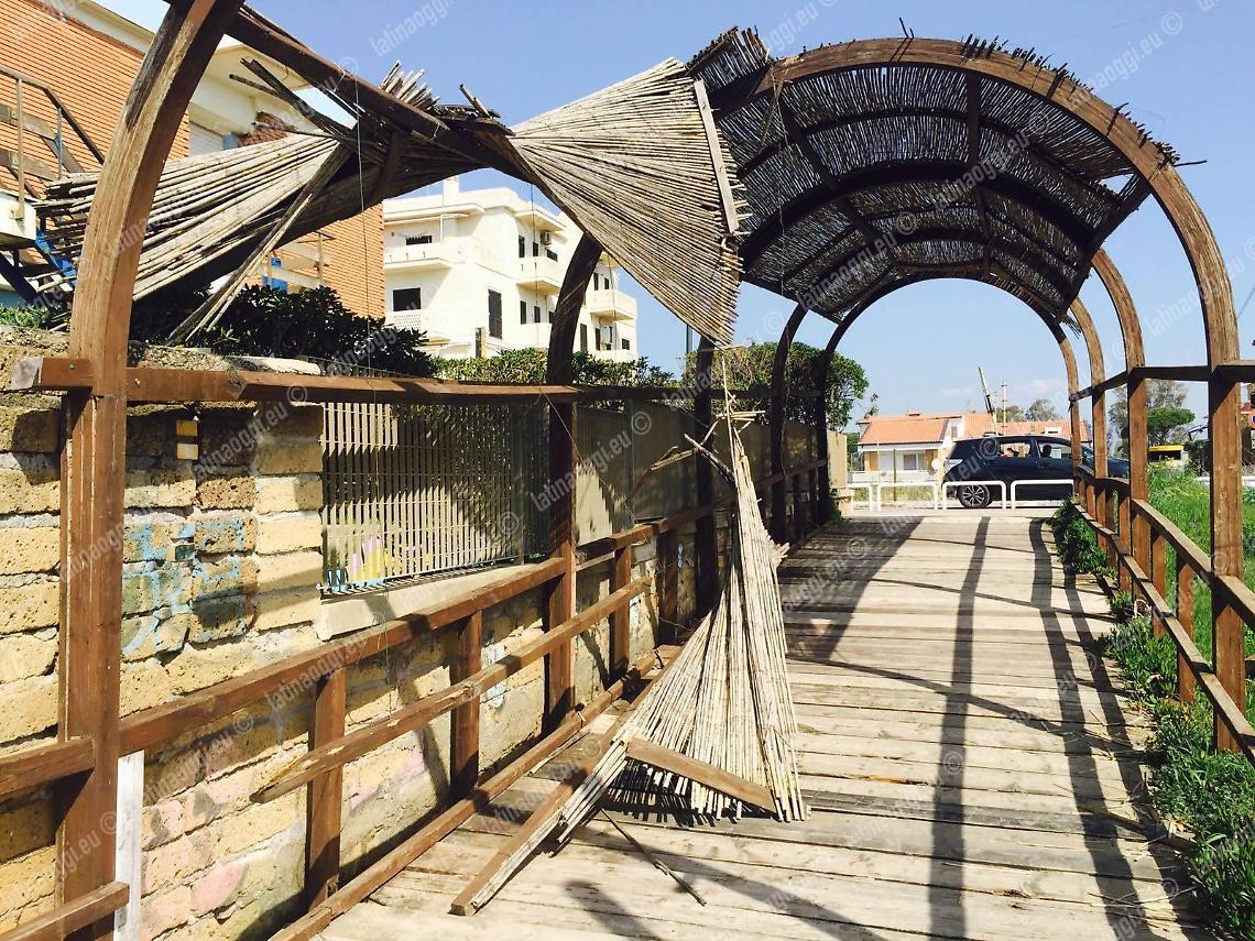 Passerelle al mare divelte e inutilizzabili, il Comune impegna i soldi ma non spende