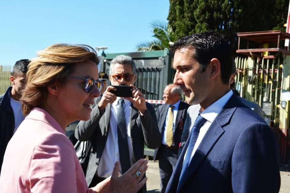 Il ministro Lorenzin sul luogo dell'incendio dei rifiuti: "Niente diossina nei centri abitati"