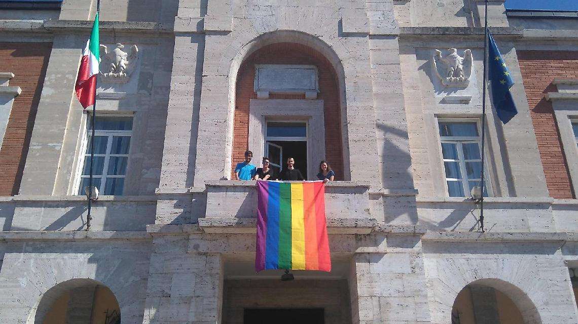 Giornata contro l'omofobia, esposta sul balcone municipale la bandiera arcobaleno