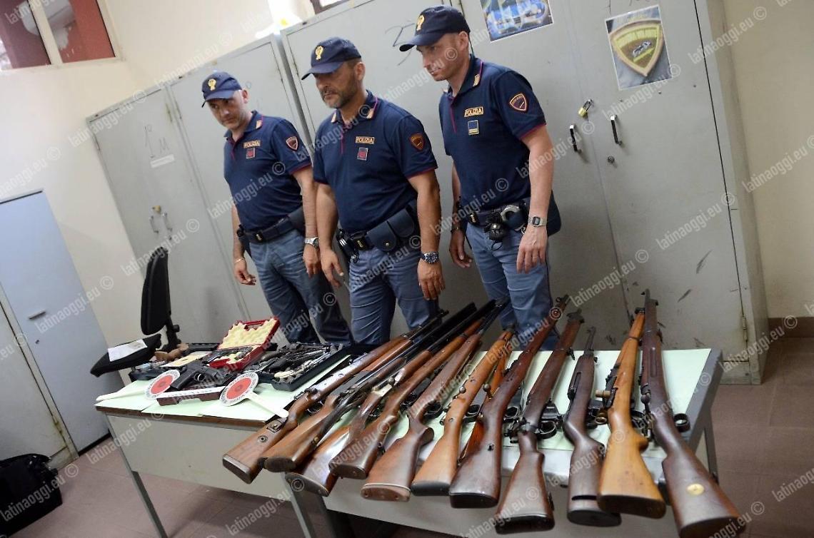 Il cagnolino del padre viene morso da un pastore tedesco, 36enne scende in strada con la pistola