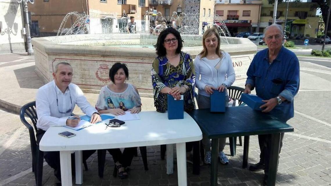 Casagrande Raffi sorteggia gli scrutatori in piazza: domani la proposta in commissione elettorale